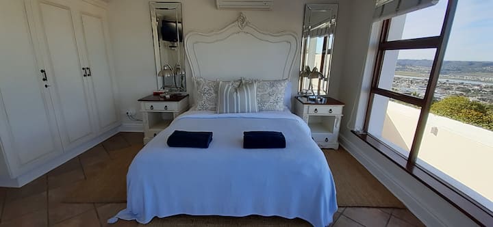 Საოჯახო სასტუმრო „ჯოის“ მთავარ საძინებელში არის ორადგილიანი საწოლი