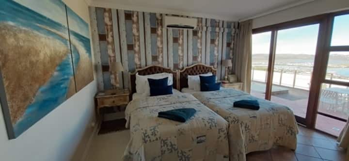 Საოჯახო ტიპის სამშვიდობო საძინებელს აქვს ორადგილიანი საწოლები