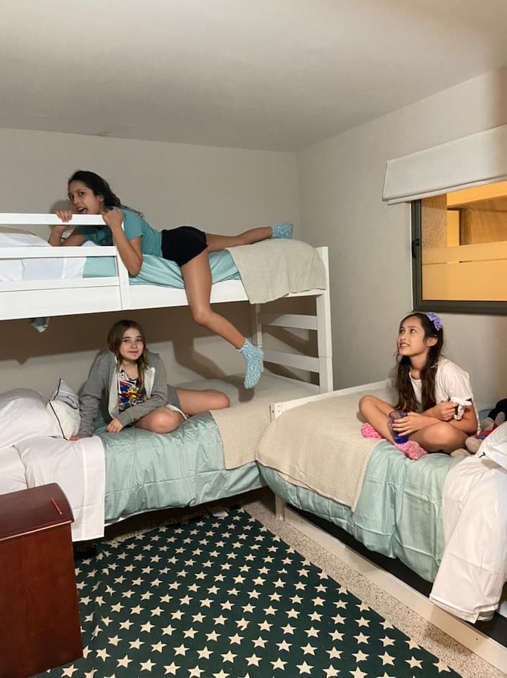 Dormitorio niños, tres camas