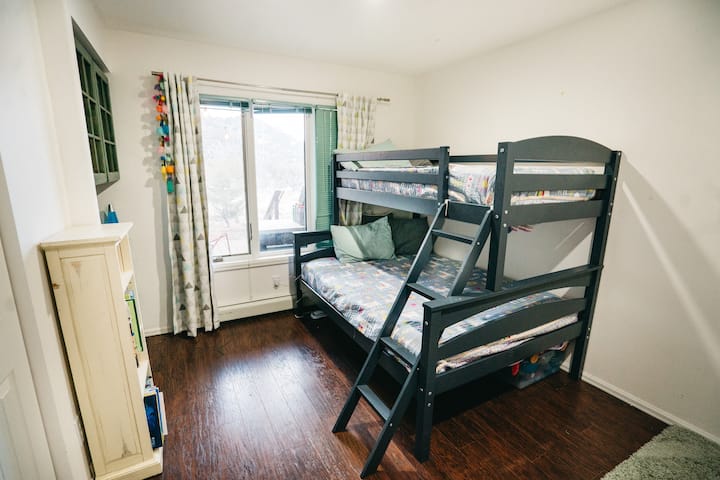 Dhoma e gjumit #3  Full Bottom Bunk, Twin Top Bunk