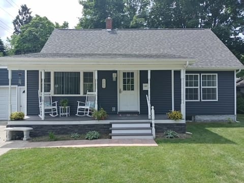 Ludington House-Hot Tub all year (close to town)