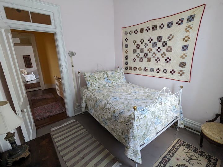 Спална соба на 5-та улица со полн кревет