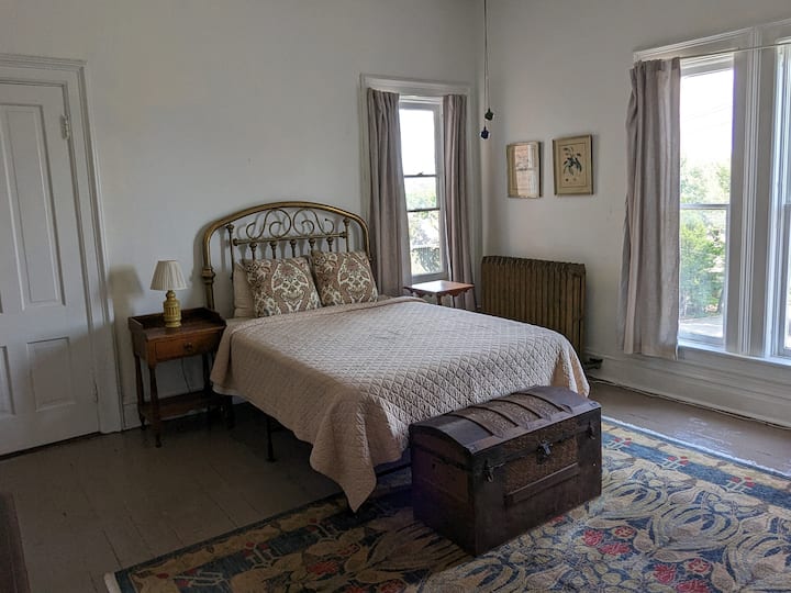 Спална соба и соба за седење на улицата Хил