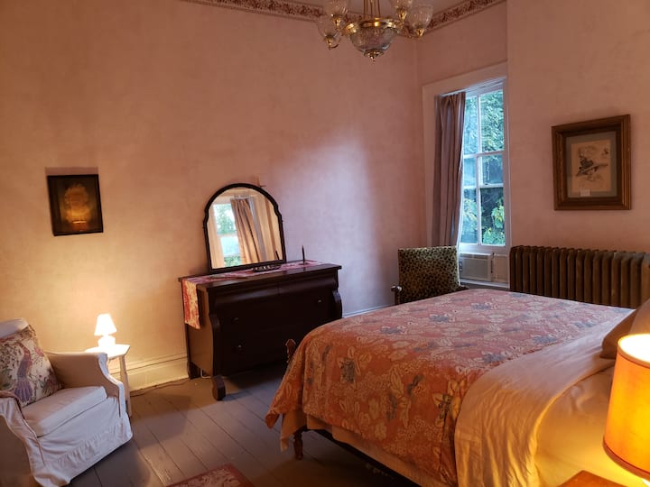 Соба со роза со брачен кревет