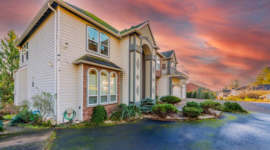 Huge Luxury Home with huge Deck near Powell Butte gallery image 2