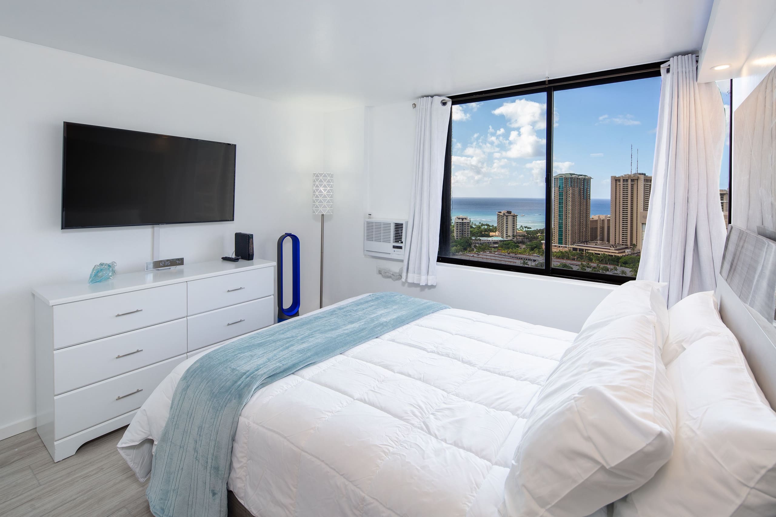 Full Ocean and Waikiki View Modern Studio - Image 6