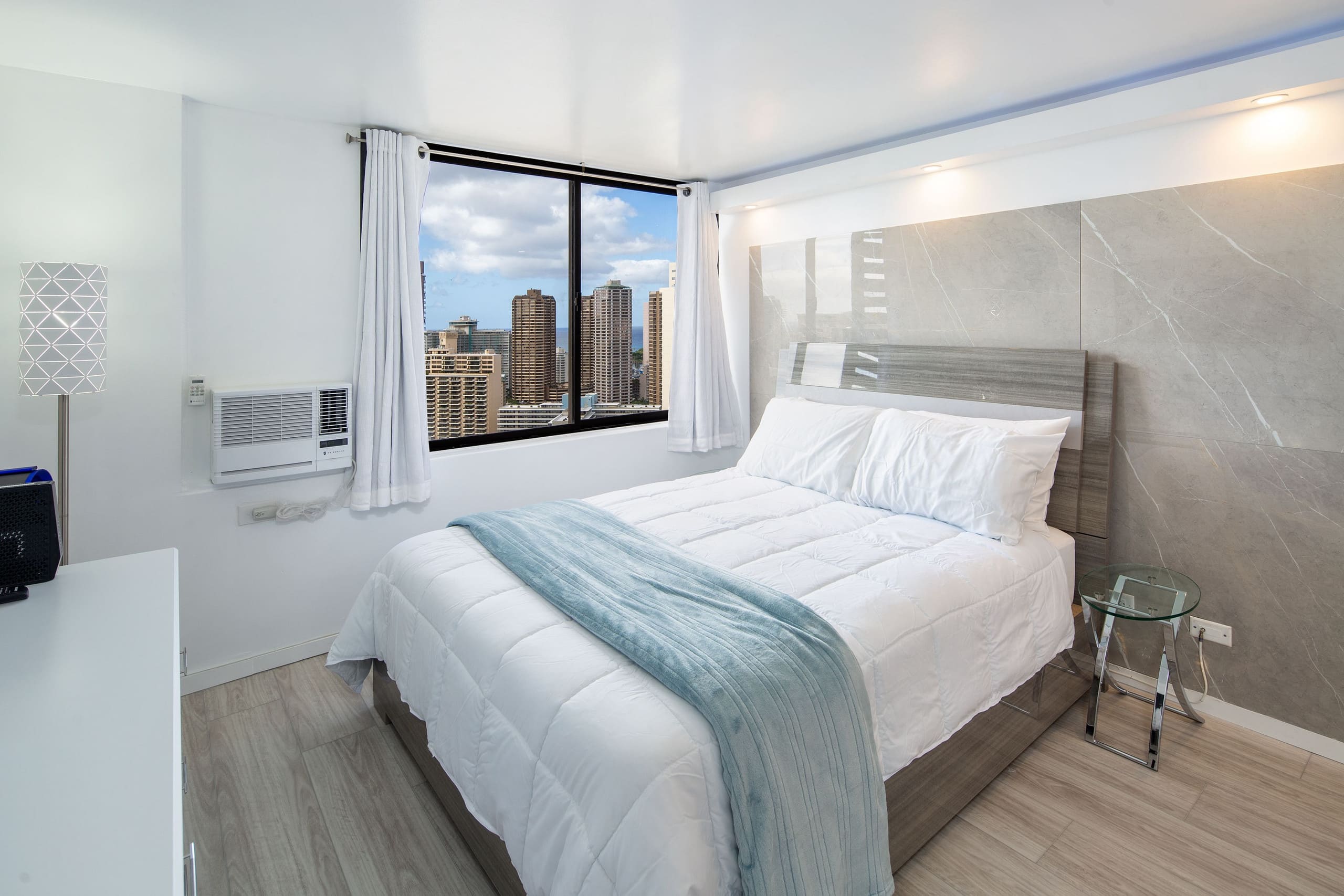 Full Ocean and Waikiki View Modern Studio - Image 4