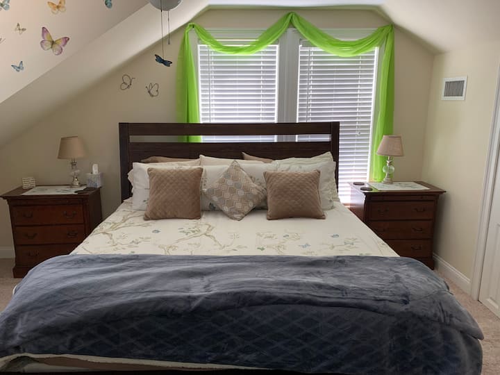 Прекрасна спална соба со брачен кревет (широк 180-220 см).