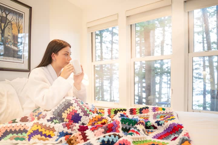 האורחים נהנים מקפה במיטה. הם לובשים את החלוקים היוקרתיים שלנו.