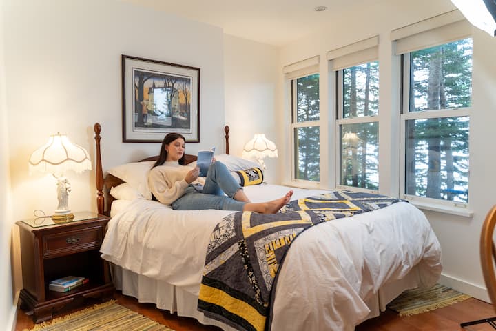 אורחים קוראים במיטה ונהנים מהנוף.