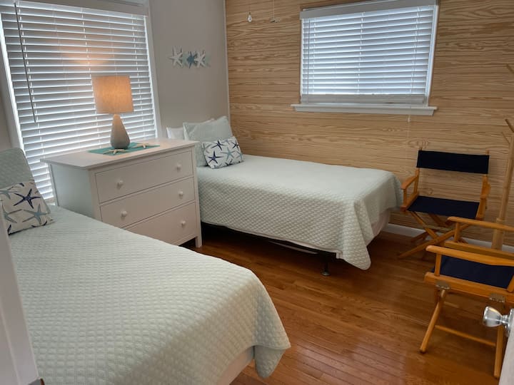 Twin room; shares a bathroom with Queen room #1