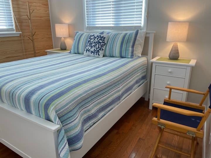 Queen room #1; shares a bathroom with a tub with the twin room