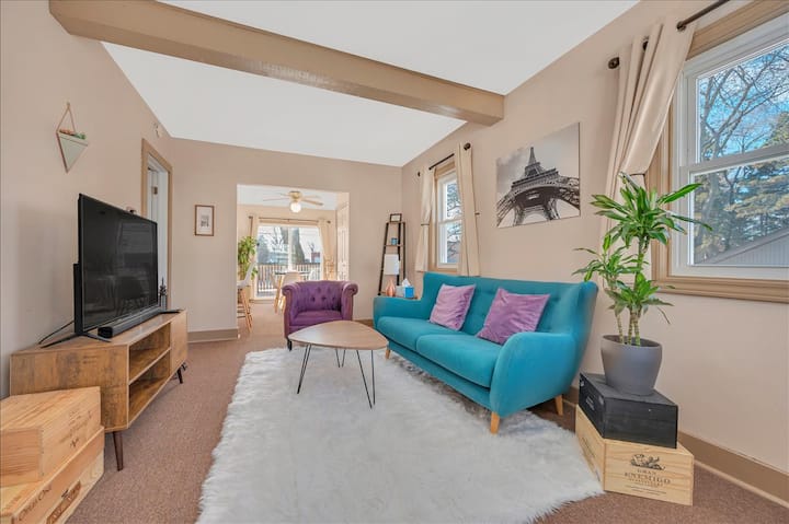 Cozy, remodeled bungalow near downtown Ferndale