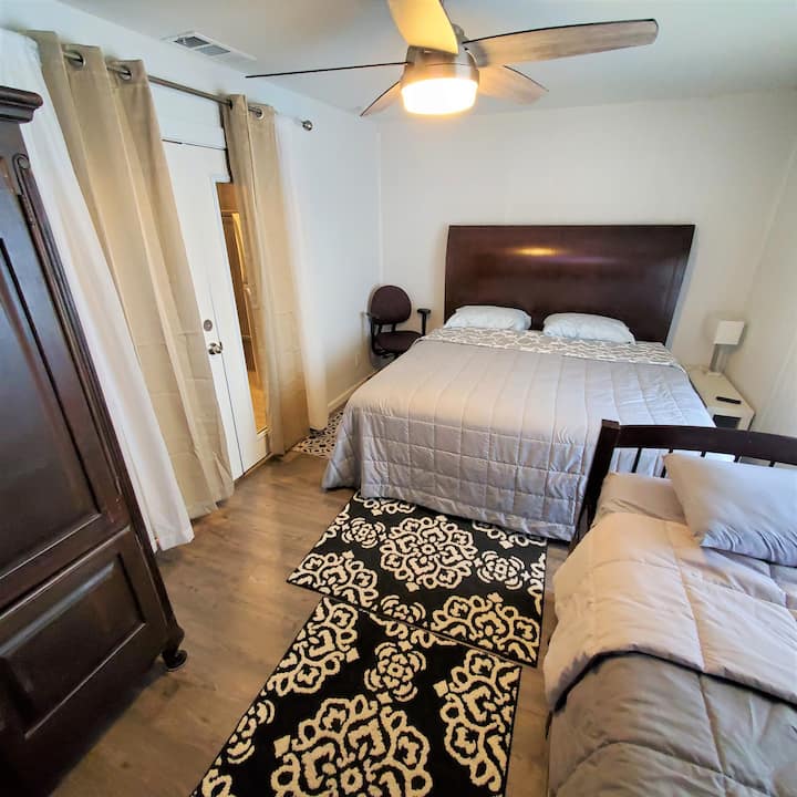 La 3e  chambre dispose d'un lit king size et d'un lit jumeau avec lit gigogne avec 3 tiroirs de rangement (4 couchages). Il dispose d'une télévision connectée de 50"et d'une armoire.