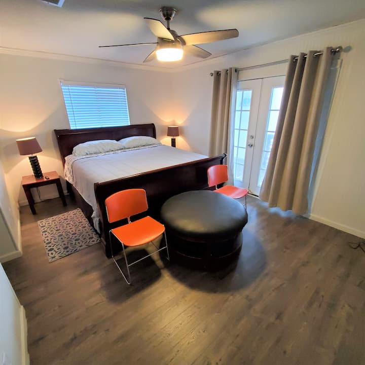 chambre principale avec lit king, 2 chaises et ottoman