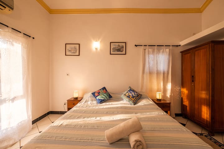 Спалнята разполага с двойно легло и гардероб. Стаята е обзаведена с вкус с пищни тъкани и елегантни завеси, създавайки атмосфера на величие и изтънченост.
