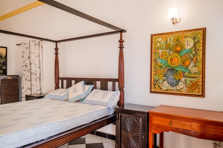 Тази стая е проектирана така, че да увеличи максимално връзката с природата, с големи прозорци, които позволяват на естествената светлина да нахлуе и да осигури усещане за спокойствие. Леглото в тази стая е също толкова удобно и кралско, което осигурява спокоен нощен сън .