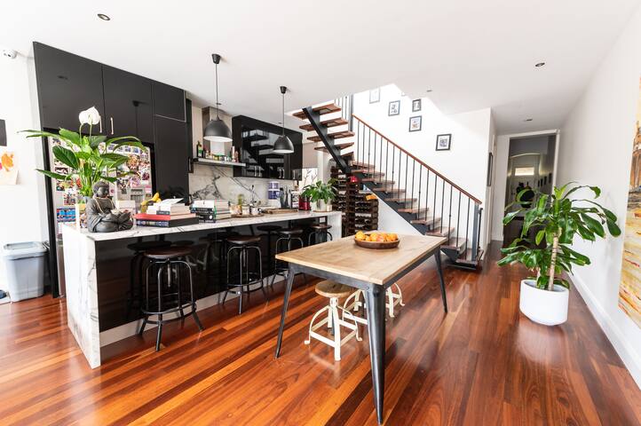 Clean and Spacious home in a dream location! gallery image 3