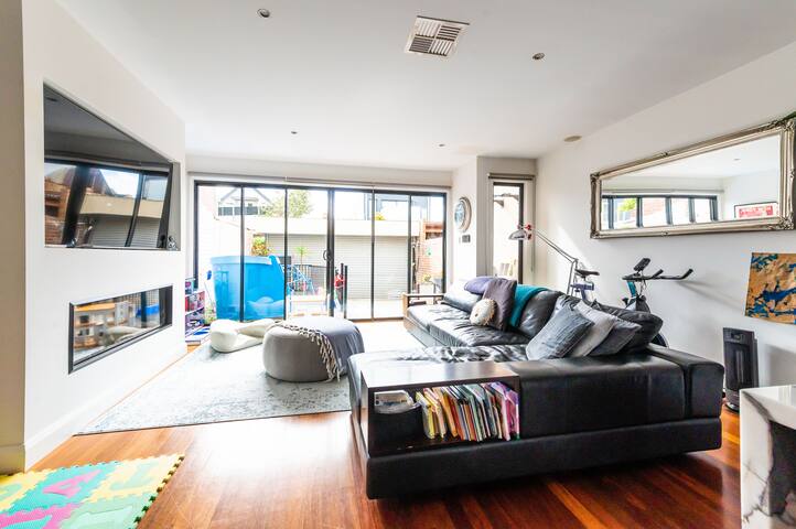 Clean and Spacious home in a dream location! gallery image 4