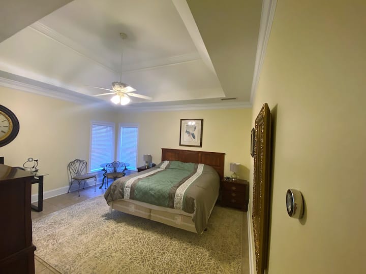 Výhľad na hlavnú spálňu z dverí s manželskou posteľou King