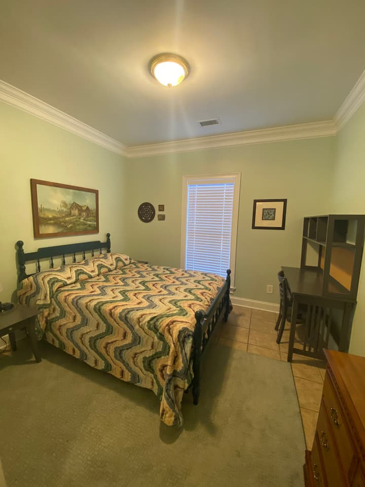 Spálňa č.2 s výhľadom z dverí s manželskou posteľou Queen a písacím stolom