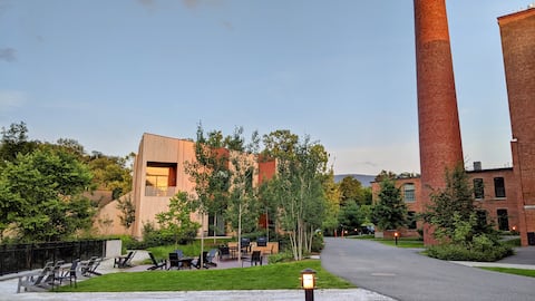 Modern Luxury Loft-Downtown-Walk to Shops/Main St