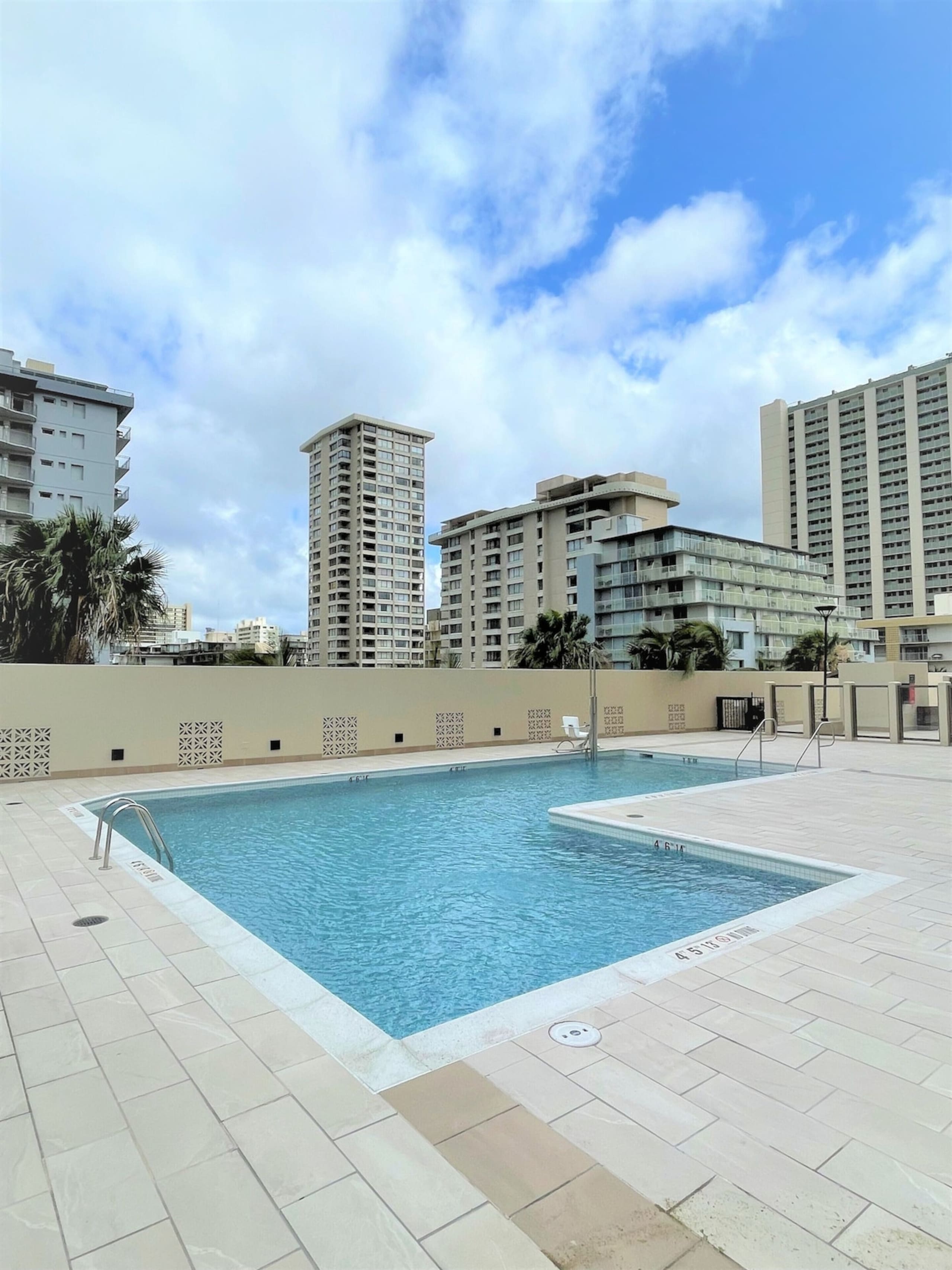 Condo in Honolulu · ★4.58 · 1 bedroom · 3 beds · 1 private bath - Image 13