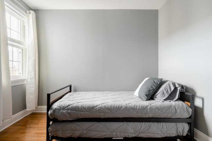 Მესამე საძინებელი საწოლით ორი ერთადგილიანი საწოლით