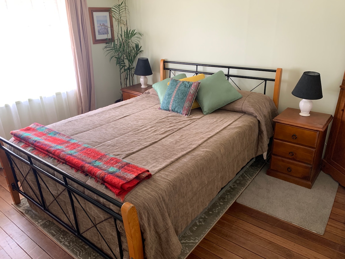 第二间卧室舒适的1.8米宽双人床 