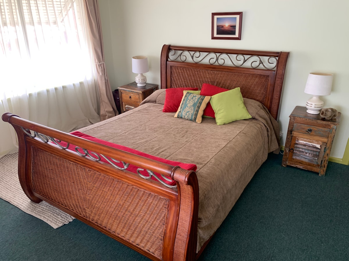 主卧1.8米双人床 