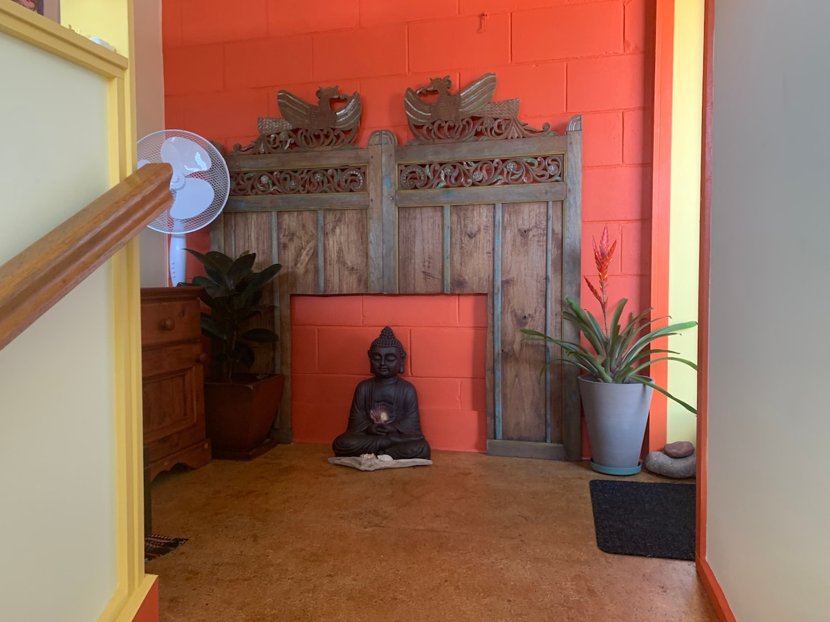 木质楼梯顶部屋顶甲板位于右侧，阁楼床位于左侧……