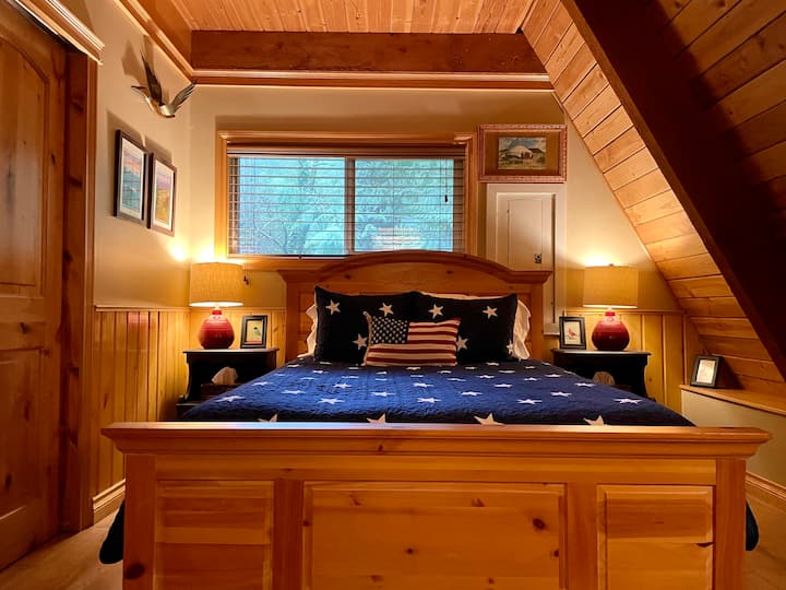 Dormitorio en el piso principal con cama tamaño Queen.