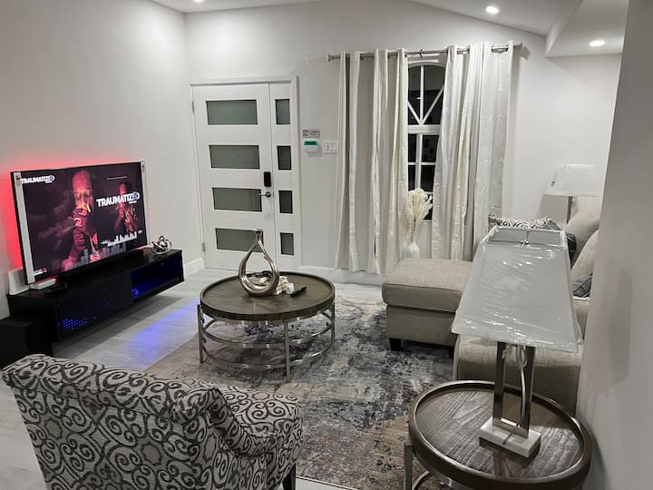 Modern Home Solar Power, King-size Bed, Hot Tub - Montego Bay