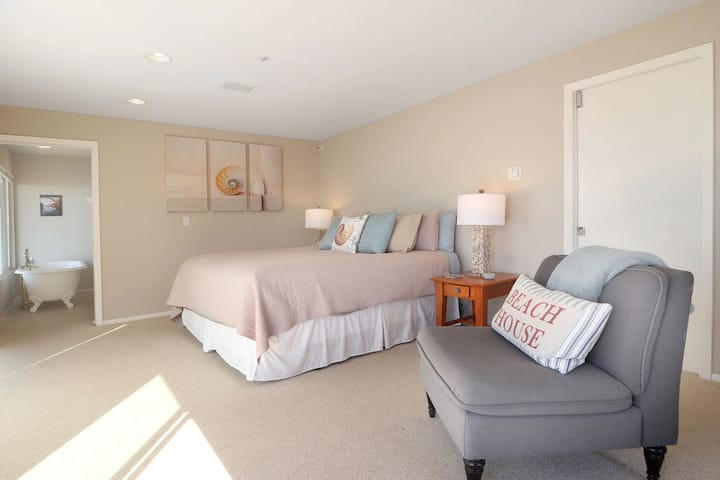 Nautilus, glavna spavaća soba, spavaća soba br. 3.  Bračni krevet (širine 180 - 200 cm), privatna kupaonica, privatna terasa.