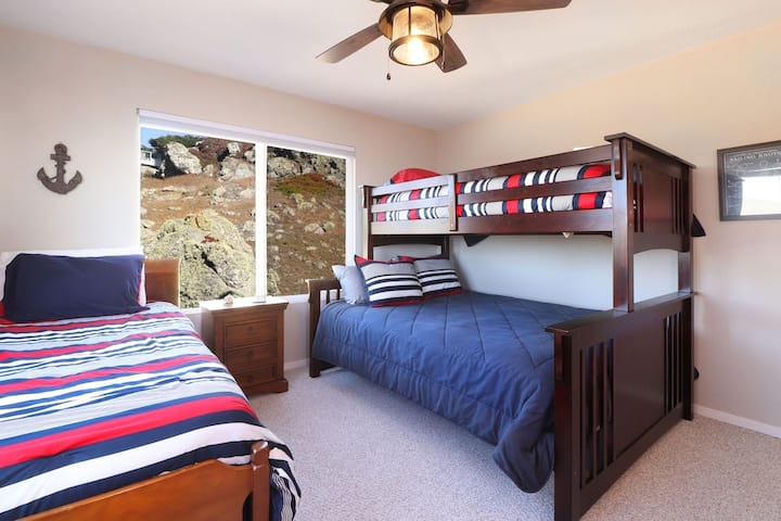 Spyglass spavaća soba.  Spavaća soba br. 4.  Jedan bračni krevet (1,6x2) i dva kreveta za jednu osobu (1,6x2)
