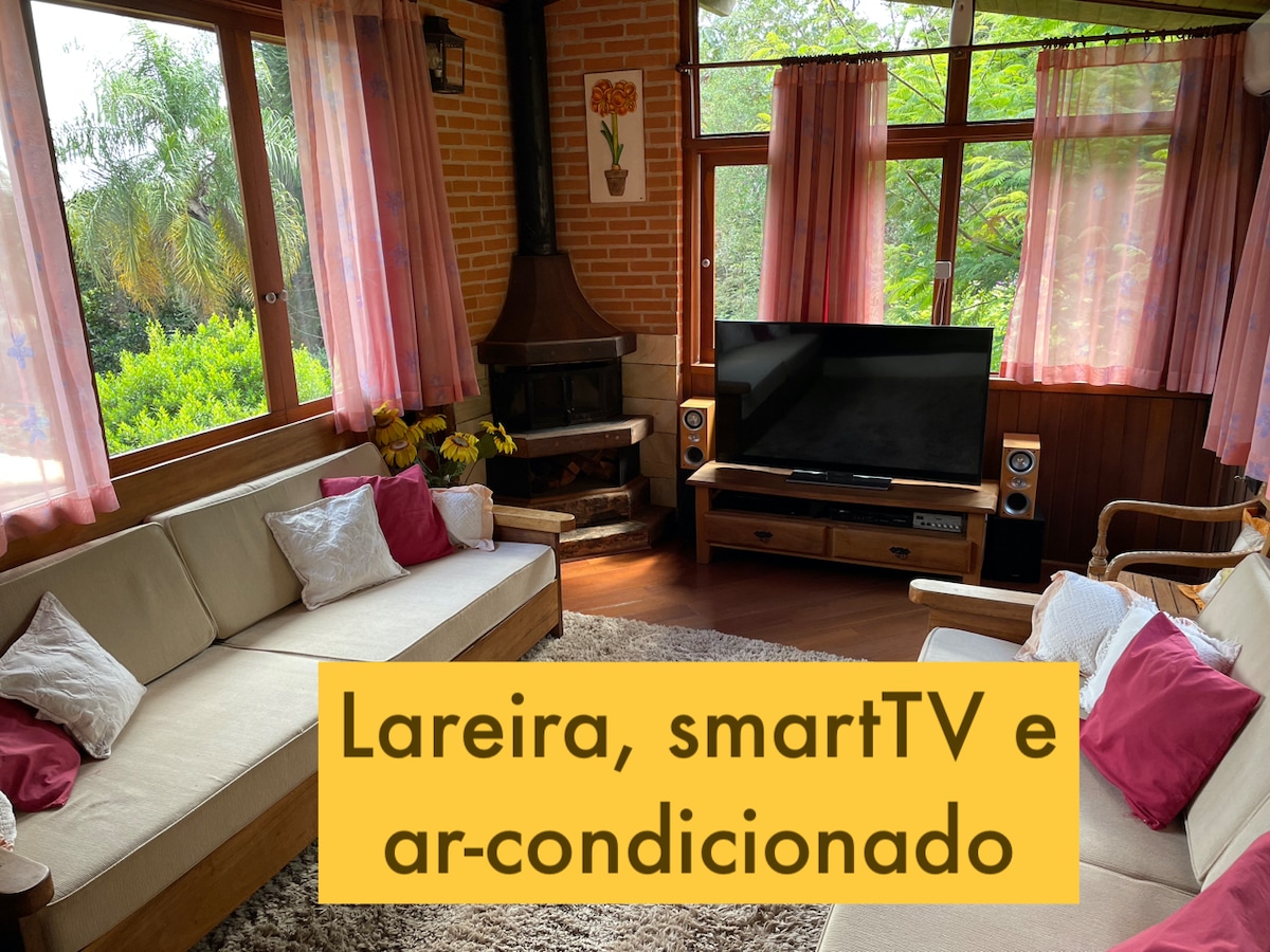 Soba s kaminom, 4K 55"SmartTV, SkyHDTV i Netflix, te ambijentalnim zvukom. Klima-uređaj. Kauči su veličine 2,20 x 0,9 m, što ih čini dobrim bračnim krevetima.