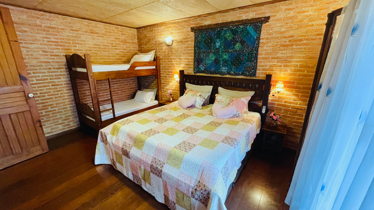 Glavna spavaća soba, bračni krevet, krevet na kat i klima-uređaj.