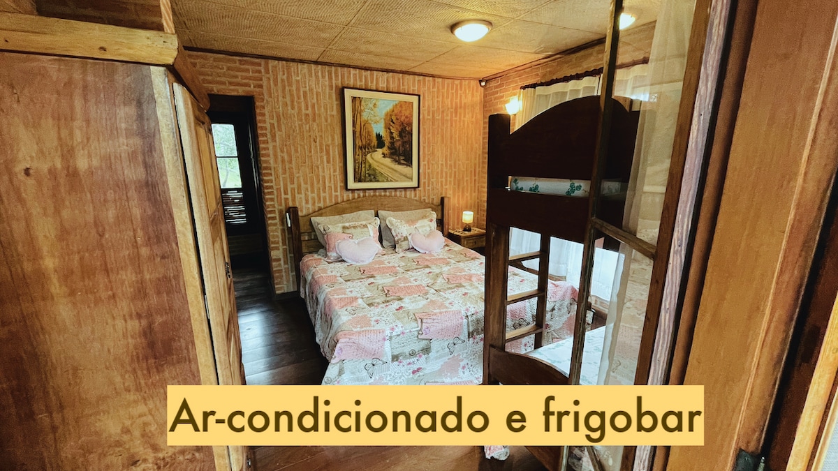 Ružičasti apartman s pogledom na spavaću sobu s balkonom.