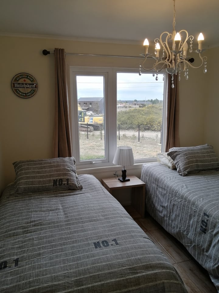 ห้องนอนหมายเลข 2 มีเตียง 2 เตียงและเตียงเสริมที่สาม