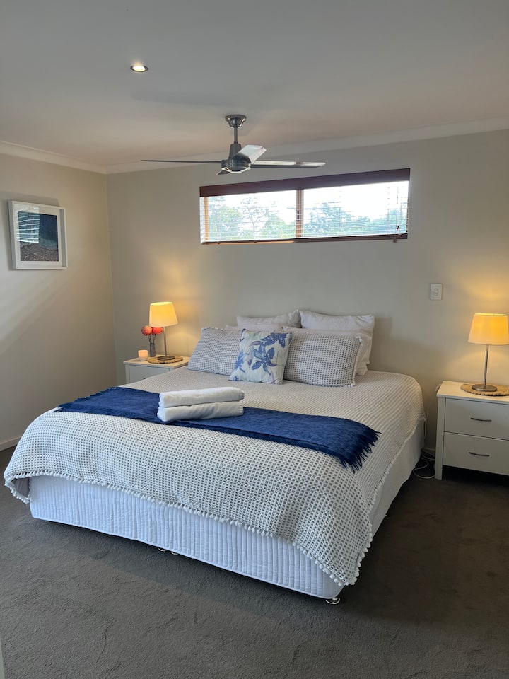 Chumba cha kulala cha Ghorofa ya Juu na kitanda cha Mfalme, shabiki wa dari 