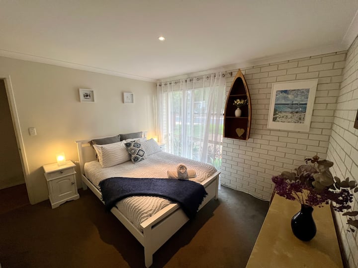 Chumba cha kulala cha ghorofa ya chini 2 na kitanda cha malkia