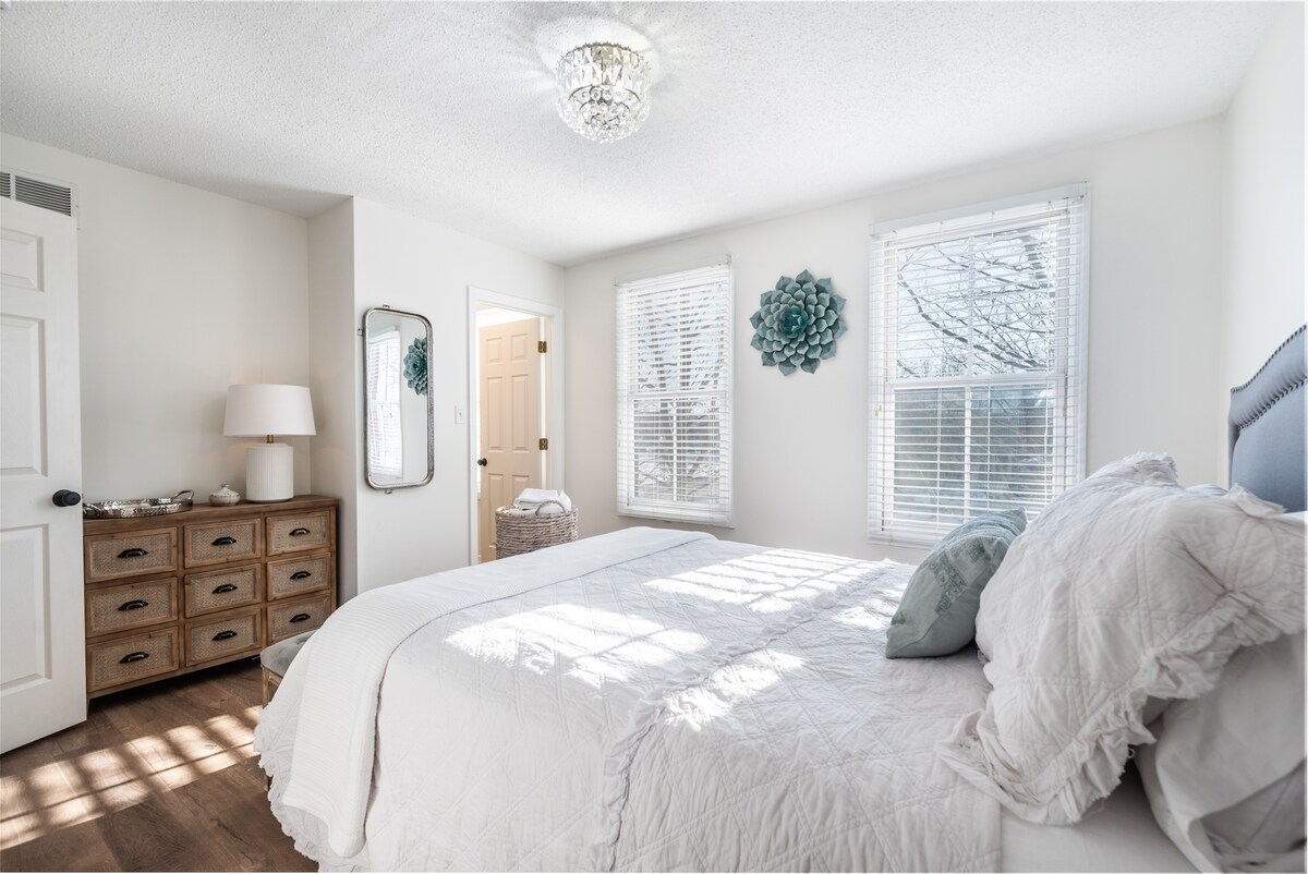 2. spavaća soba: Bračna soba (160x200) s pogledom na kanal. 