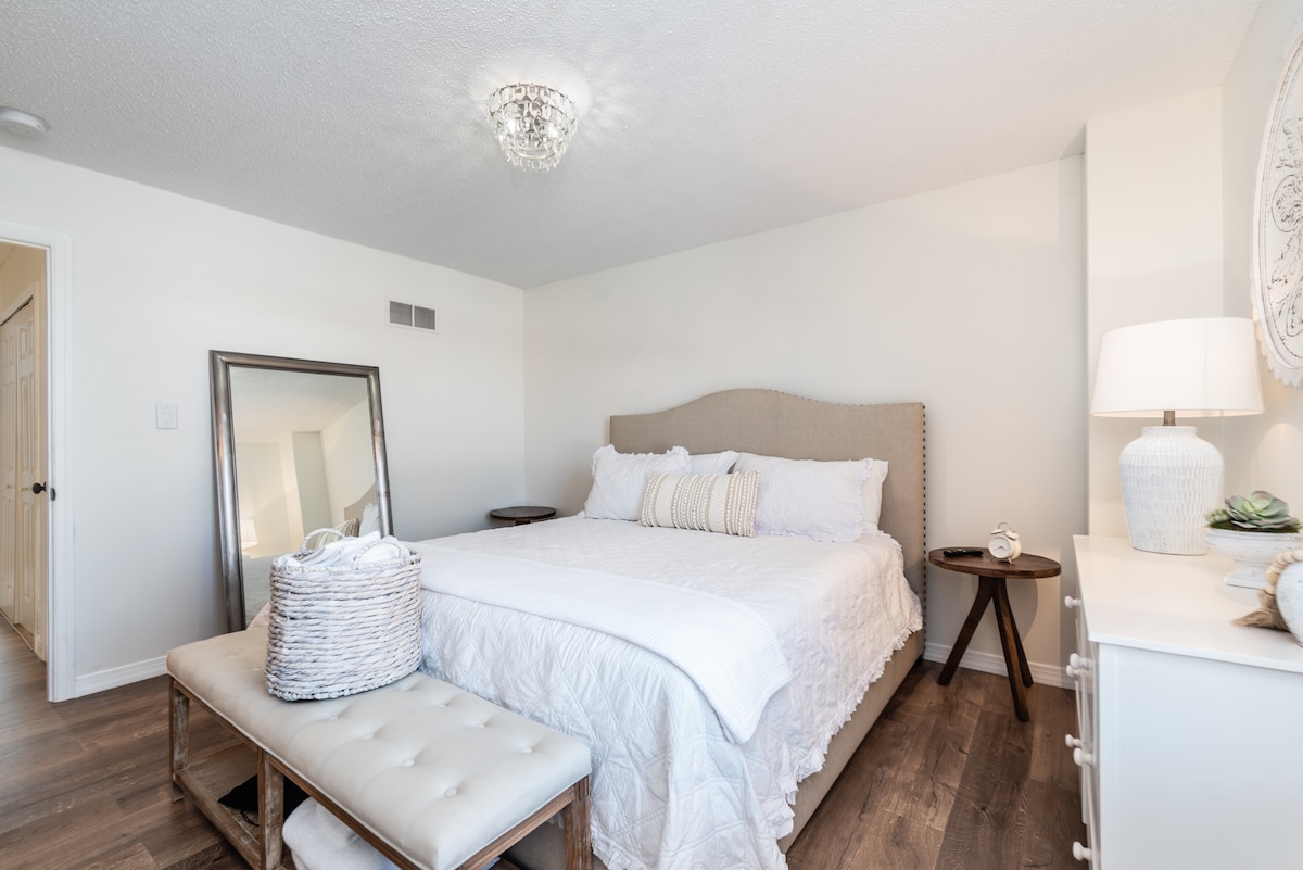 Spavaća soba 1: Glavna spavaća soba s bračnim krevetom i privatnom kupaonicom 