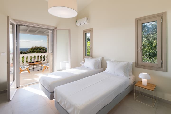 ชั้น 1 ห้องนอนใหญ่/เตียงแฝดแปลงเป็นเตียงคิงไซส์ 