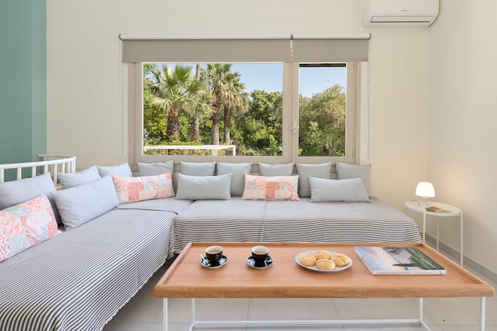 พื้นที่นั่งเล่นชั้น 1/โซฟาเบดพร้อมที่นอน Cocomat แปลงเป็นเตียงคิงไซส์