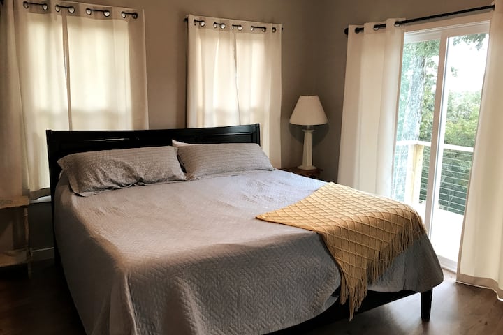 Prostrani apartman s bračnim krevetom i garderobom (idealno za putni krevetić!)