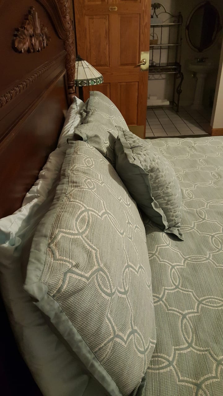 Valiant Vineyards Honeymoon suite Bed and breakfasts for Rent in