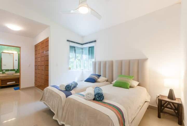 第三間配有雙人牀的衛浴，獨立衛浴。