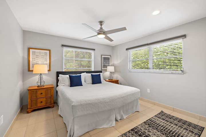 Krevat me përmasa mbretërore në dhomën e gjumit