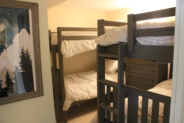 חדר שינה במפלס התחתון 2:
שני סטים של מיטות נפרדות 
שתי שידות וארון.

* כל המזרנים החדשים *